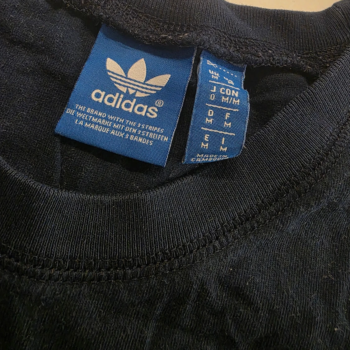 Mörkblå Adidas linne med gul logga - 1