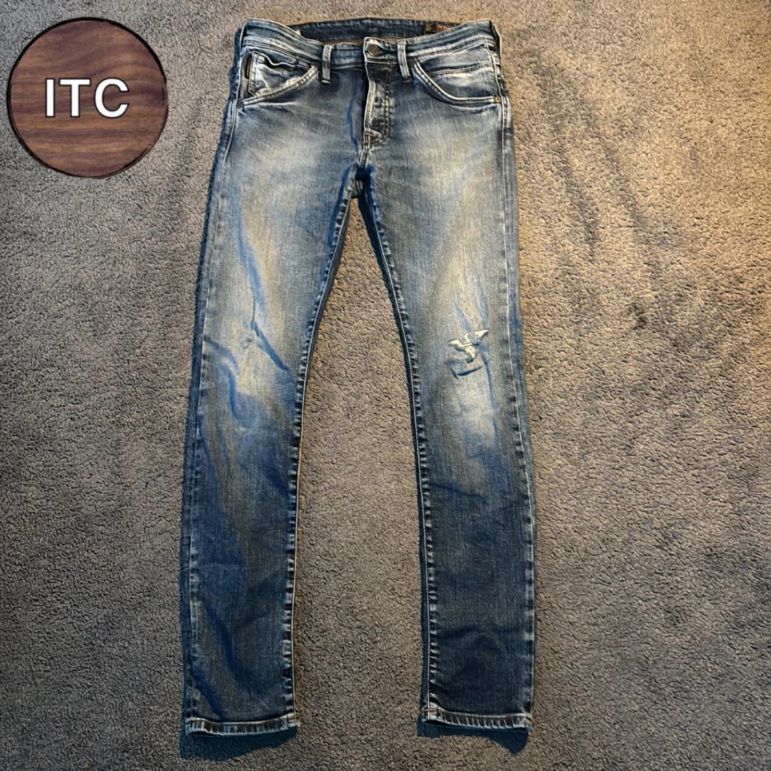 Blå jeans med slitningar