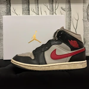 Nike Air Jordan 1 High svart/röd/grå - Säljer ett par Nike Air Jordan 1 Higt om man köper med snöre så kostar det 20 kronor mer men utan är det samma pris! Storlek 37,5 men passar också 37 och 36,5 är 23,5 cm!!