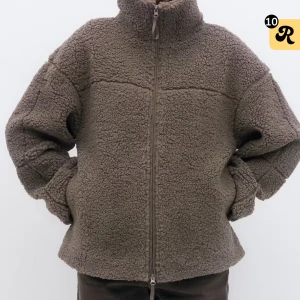 Brun teddyjacka med dragkedja - Mysig brun teddyjacka med hög krage och hel dragkedja framtill. Jackan har en loose passform och är tillverkad i fluffigt teddy-material som håller dig varm. Perfekt för kyliga dagar och enkel att matcha med jeans eller mjukisbyxor.