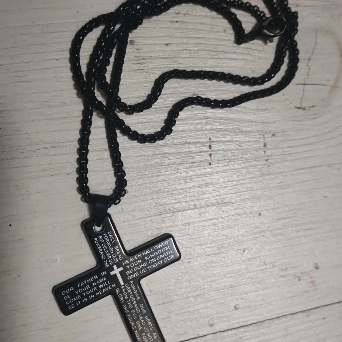 Svart korshalsband med ingraverad text - 1