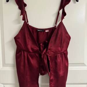 Set/pyjamas - Snygg vinrött set  i glansigt satinmaterial från Gina Tricot. . S/M ordinarie pris 599:-