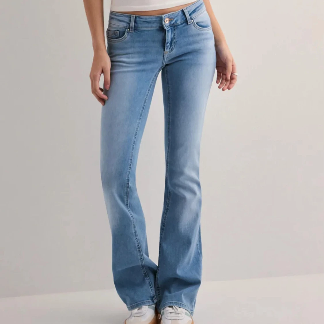 Ljusblå bootcut jeans med låg midja
