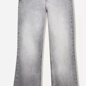 Gråa bootcut jeans med tvättad look - Snygga grå jeans med bootcut passform och tvättad effekt. Jeansen har  bakfickor och raka ben som blir vidare nedtill. Helt oanvänd med kvitto.
