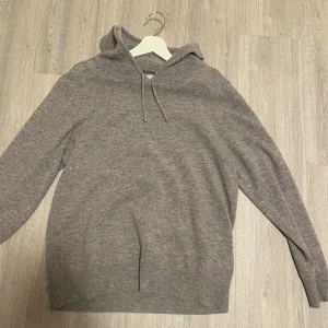 Grå kashmirhoodie från Sayless - grå hoodie från Sayless i lyxig kashmir. Tröjan har huva med snörning. Knappt använd! ( inga defekter alls) sitter bra som S/M 