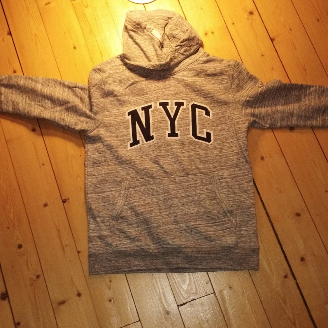 Grå hoodie NYC från L.O.G.G.