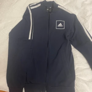 Mörkblå Adidas tröja  S - Vanlig adidas tröja med dragkedja. Hittar inga skador eller tydliga tecken på användning. Storlek S.