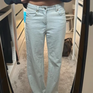 Ljusblåa jeans - Säljer ett par ljusblå jeans med låg midja och breda ben.❤️❤️❤️