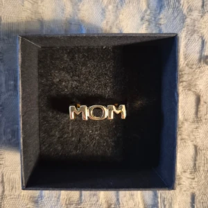 Guld ring  - GRATIS GÅVA MED VARGE ORDER!! Supertrendig stockholmsstil tjejer, ring guld. Vinter ring smycke. Gjord av stål, jag svarar och skickar alltid snabbt!