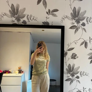 Levi's t-shirt - Snygg grön t-shirt från Levi's med klassisk vit logga framtill. T-shirten har rund halsringning och korta ärmar. Tillverkad i mjuk bomull som är skön att ha på sig. Perfekt för en avslappnad och cool stil. Såg tyvärr inte att det var en liten prick vid nacken när jag tvättade så har inte testat sätta något medel på det.