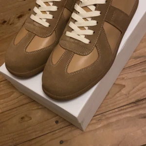 Beige sneakers i mocka och skinn - Snygga beige sneakers med paneler i mocka och slät skinn, vita snören och diskret kontrastsöm. Perfekta för en clean och stilren look, passar till det mesta i garderoben.kp för frågor och bilder 😀