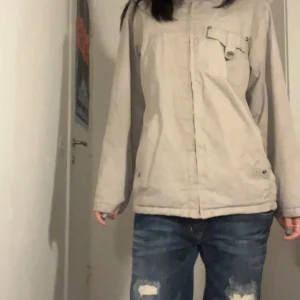Ljus Beige jacka från J.H.N.S.J Collection - storlek M. Jackan har mjukt teddyfoder(OOPS de fickorna på sidorna jämte varandra har hål man lätt kan sy igen)  annars jätte gullig och väldigt skön jacka 