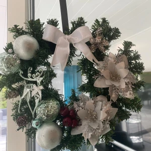 Julkrans. Dörrkrans  - Handdekorerad julkrans med belysning.  Ca 40 cm diameter 