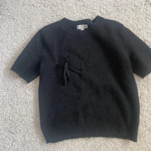 Svart tröja med knyte - Använt skick och lite nopprig, men sitter fint!