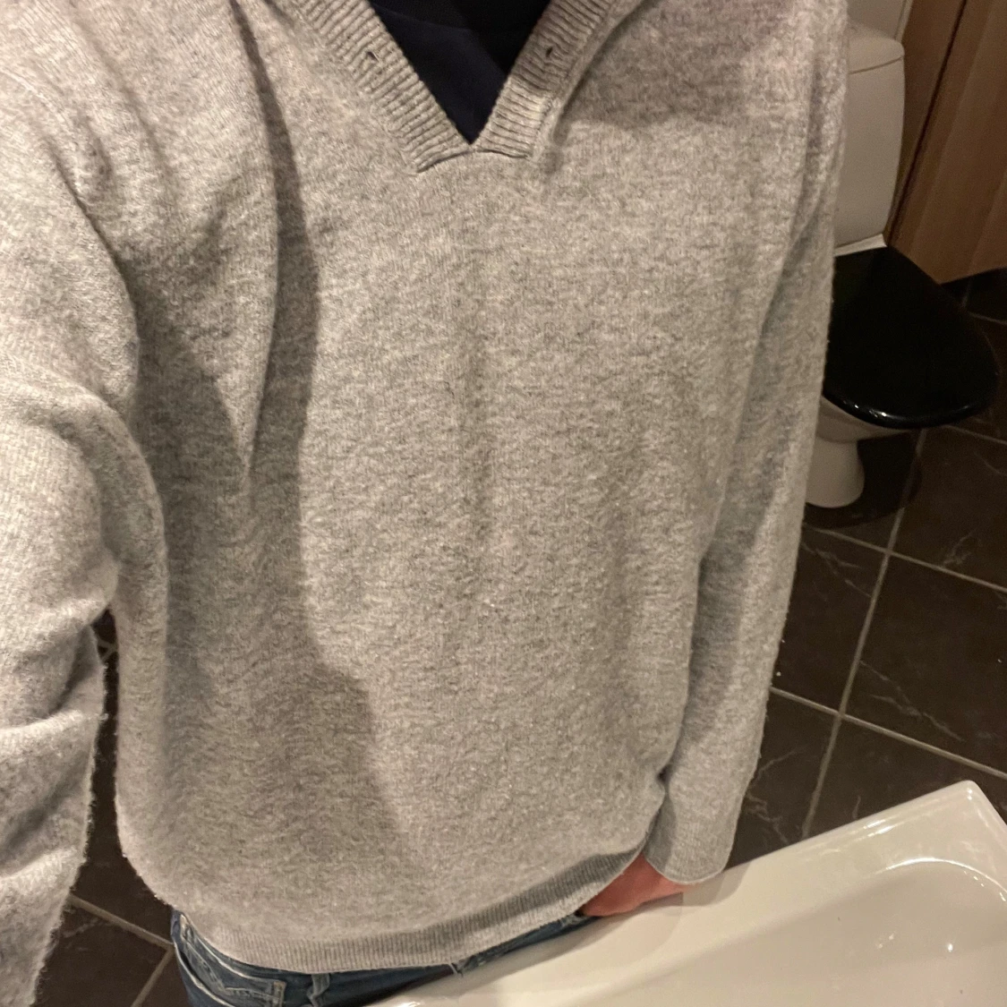 Grå stickad hoodie med v-ringning - 2