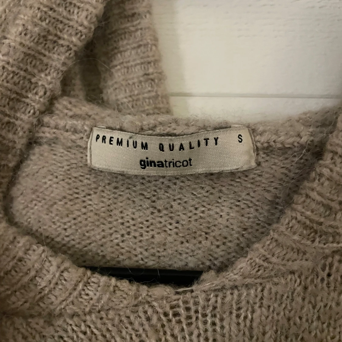 Beige stickad hoodie från Gina Tricot alpacka ull - 2