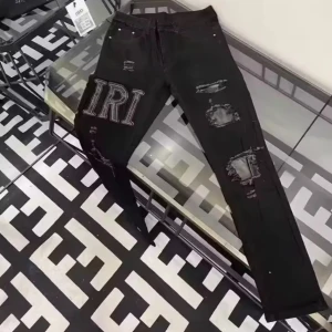 Svarta jeans med slitningar och brodyr - Svarta jeans med stora slitningar och råa detaljer på benen. Ena benet har en stor broderad text 'IRI' i vitt. Snygg streetstil med smal passform och coola detaljer som ger en edgy look. Vilken storlek som helst 