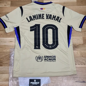 Barcelona Borta 25/26 Lamine Yamal #10 player version  - Säljer en Barcelona borta 25/26 Lamine Yamal #10 tröja som är hely ny och är Player Version den är fantastisk i kvalitet. Tveka inte att skicka bud.