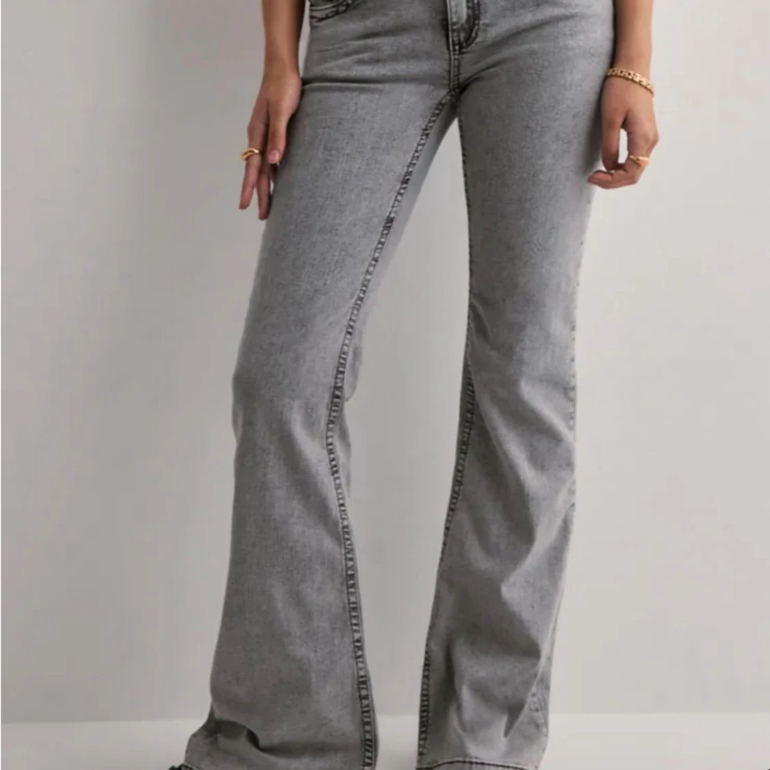 Grå bootcut jeans från nelly  - 2