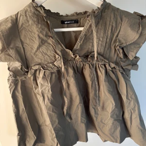Blus med volang från Gina Tricot - Supersöt blus från gina tricot💕