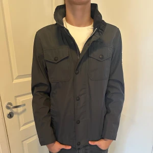 Field Jacka - Säljer denna feta Field jackan från S.Oliver. Passar perfekt nu till hösten. Storlek M, modellen är 186cm 73kg.