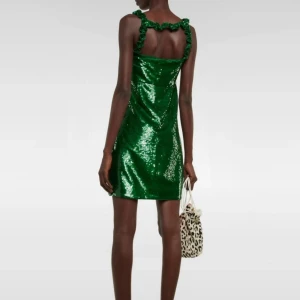 Kort festklänning från Ganni  - Otrolig paljettklänning från Ganni! Svårt att fånga på bild, men den känns väldigt "lyxig" i verkligheten. Storlek 34, passar dock även mig som vanligtvis har stl 36/38. Bystmått på klänningen rakt över är 38 cm 