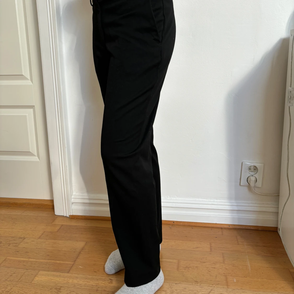 Lågmidjade svarta kostymbyxor med raka ben - 1