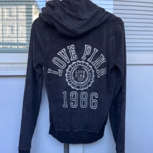 Victoria’s Secret PINK kofta - Supersöt kofta från vs pink, den är i bra skick men har spår av användning såsom slitage i materialet och några sprickor i motiven! Allt syns på bilder😇💖 Ca 48cm armhåla-armhåla och 56,5cm lång.