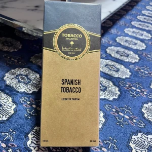 Spanish Tobacco Extrait de Parfum 100 ml - Spanish Tobacco från Ibraheem Al Qurashi är en unisex parfym på 100 ml, tillverkad i KSA. Ingredienser inkluderar bl.a. alkohol, vatten, parfym, kanel, kumarin, citronellol och limonen. Snygg och modern doft för dig som vill sticka ut.