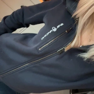 Marin blå zip hoodie från Sail&racing - Säljer marin blå zip hoodie, köpt på kids brandstore, strlk 170 (passar även om man har xs/s/m i vanliga fall) , nypris 999