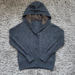 Stickad päls cardigan - Säljer denna riktigt feta stickade päls cardiganen!⭐️Nypris = 1500kr! / Skick : NYSKICK!🤝Storlek M passar S!👍Hör gärna av er om ni har funderingar!🙌