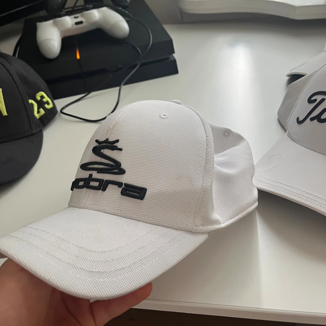 Tre golfkepsar ett pris - 3