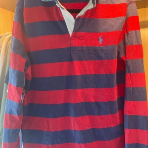 Randig rugby skjorta från Ralph lauren Strl s - Säljer nu min rugby skjorta från Ralph lauren i strl s. Den är i 8/10 skick notera att den kanske sitter lite mindre 