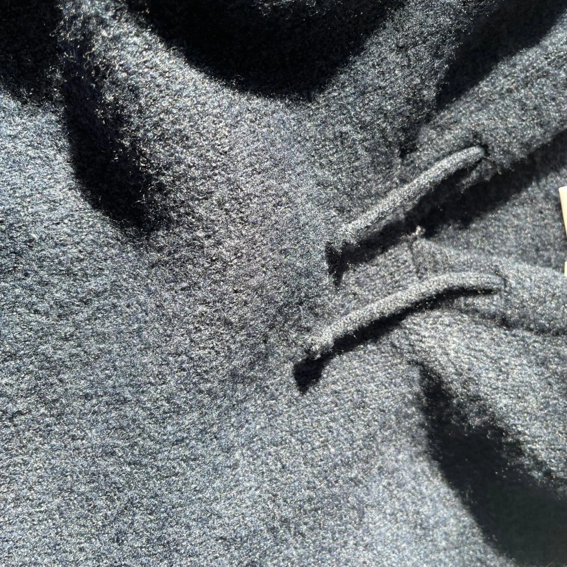 Marinblå stickad hoodie från Gina Tricot - 4