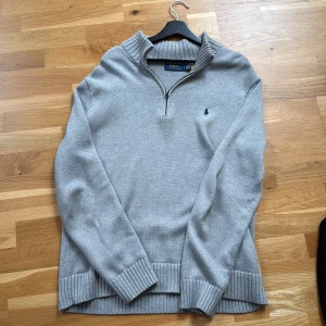 Polo ralph lauren half zip stickat - Polo rlaph lauren half zip stickad skick: 9,5/10. Pris: 950kr, nypris: 2795. Kvitto finns från zalando.