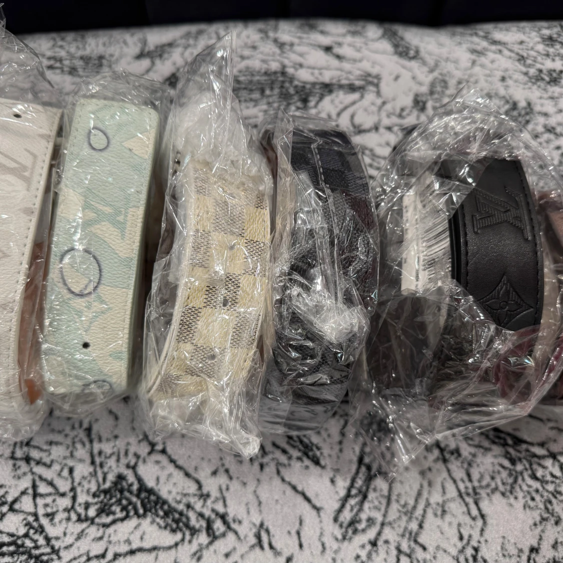 Louis Vuitton bälten i olika färger