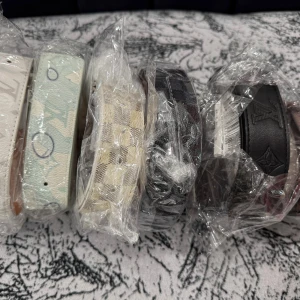 Louis Vuitton bälten i olika färger - Flera Louis Vuitton-bälten säljes, alla med klassiska LV-loggor och olika mönster. Finns i vitt, beige, svart och ljusblått, vissa med rutigt mönster och andra med monogram. Bältena är i skinn och har exklusiv känsla, perfekta för att lyfta din outfit.                                       Vänligen skriv vilken färg du vill ha.