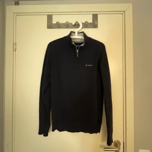 Bondelid half zip - Klassisk half zip-tröja från Bondelid i en djup mörkblå färg. Tjock och mjuk bomullsblandning som håller formen. Dragkedja i halsen med snygg metall-zipper och diskret logga på bröstet. Perfekt till både jeans och chinos för en tidlös.  Använd ett fåtal gånger därav 9/10 skick