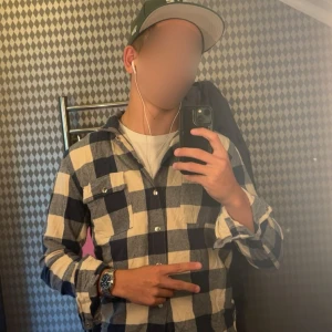 Rutig skjorta - Sjukt fett blå/vit rutig skjorta från Wai Wai. Skjortan är i mycket bra skick, endast lite skrynklig på bilderna.💯Skjortan är av ett lite tjockare material men fortfarande inget tjockt.🔥🔥