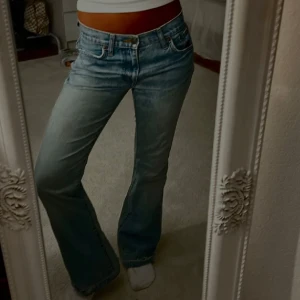 Blå bootcut jeans med låg midja LTB - Snygga blå jeans från LTB med bootcut-modell och låg midja. Jeansen har klassisk femficksdesign, ljus tvätt och subtila slitningar. Perfekta för en avslappnad och trendig look. Passar storlek S! Jag är 165 lång!