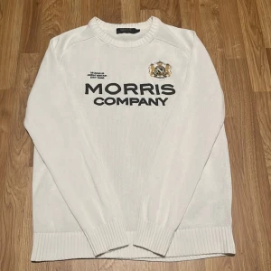 Vit Morris tröja  - Säljer den här feta stickade tröjan från Morris. Lite stor i storleken. Ställ frågor!😁😁