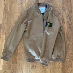 Stone Island jacka - Säljer nu min riktiga snygga stone islandjacka som är helt oanvänd då jag köpte i fel storlek. Storlek M passar S