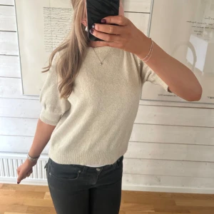 Beige stickad tröja med puffärm - Superfin beige stickad tröja med korta puffärmar och ribbade muddar. Tröjan har en rund halsringning och är i en mjuk, lite tjockare kvalitet och i mycket bra skick💕💕