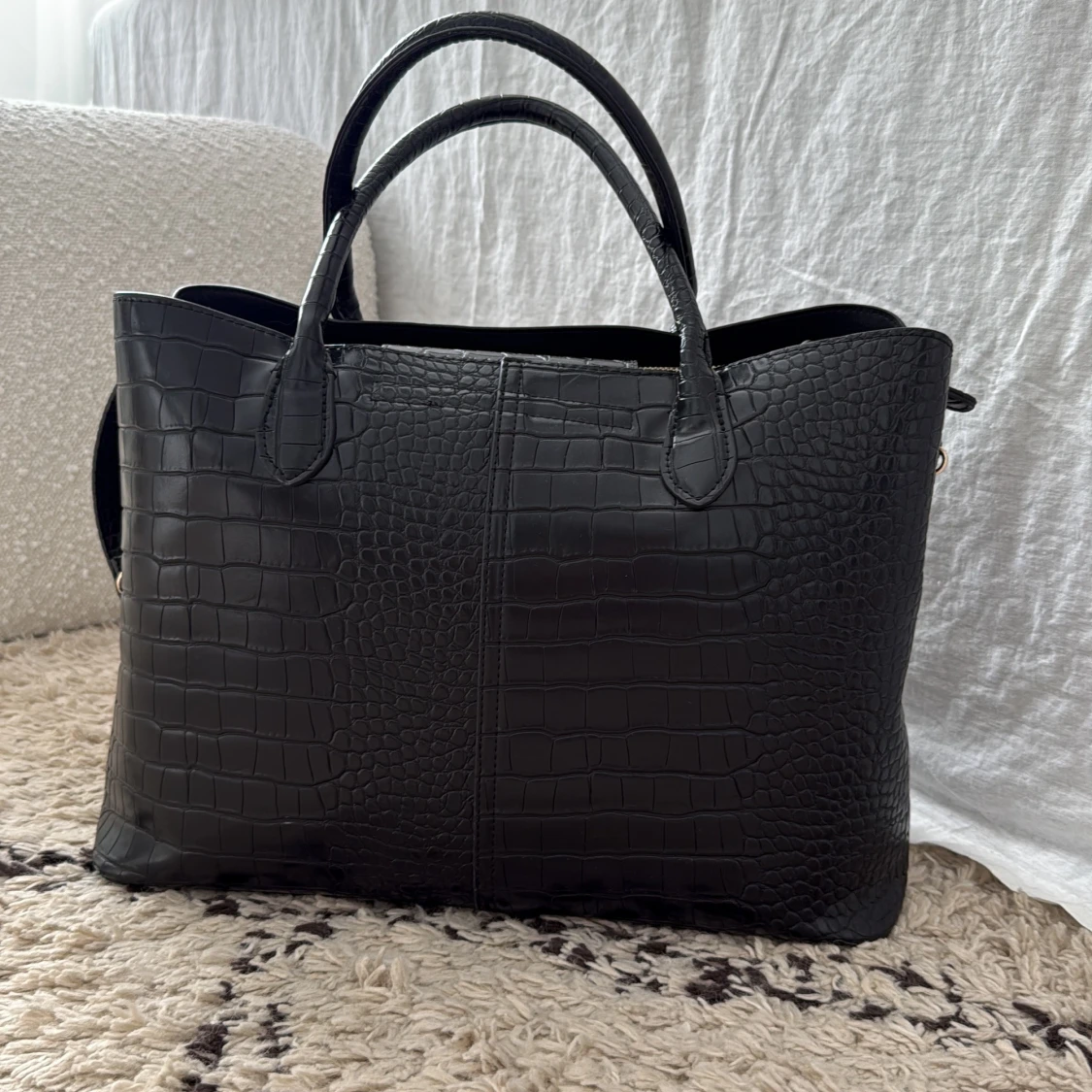 Svart handväska med crocomö-mönster - 1