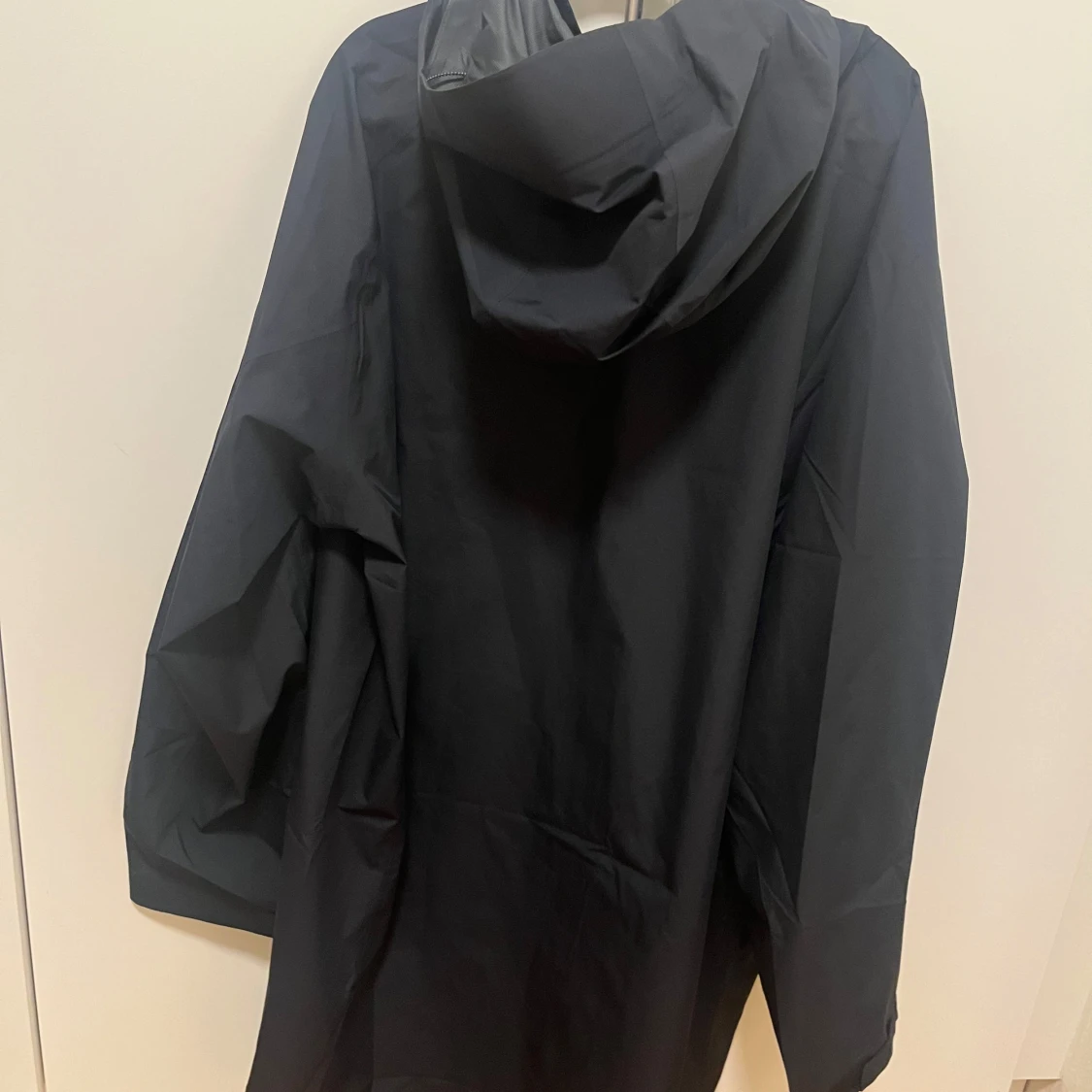 Svart regnjacka från Peak Performance - 1