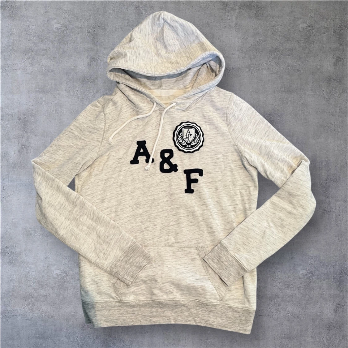 Ljusgrå hoodie från Abercrombie & Fitch
