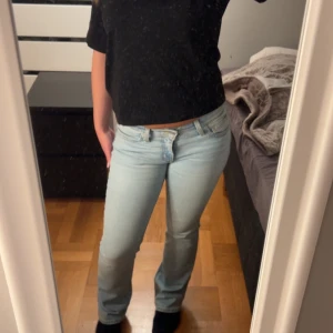 Ljusblå bootcut jeans från Levi’s  - Säljer ett par ljusblå jeans med bootcut passform och låg midja från Levi’s💕Aldrig använda