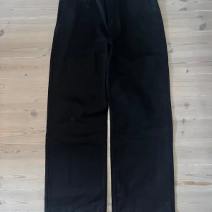 Svarta wide byxor från Jeanerica - Jeanerica chinos men är typ jeans. Stl 34 och oanvända