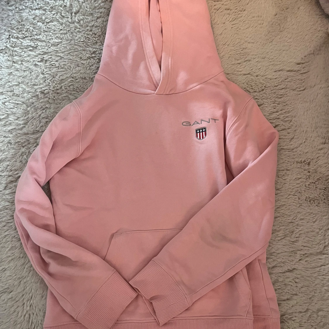 Rosa hoodie från Gant med logga - 1