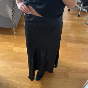 Svart och olivgrön satinkjol - Säljer dessa två satin kjolar i svart och grön. Använda fåtal gånger och i mycket fint skick. Priset gäller för båda, men går även att köpa en av dom om man vill😊